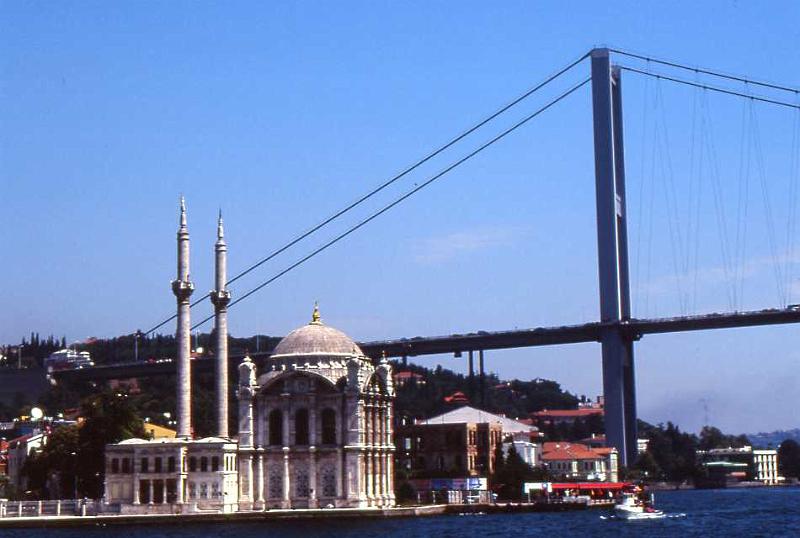 63-Istambul (moschea di Mecidiye e ponte sul Bosforo),11 agosto 2006.jpg